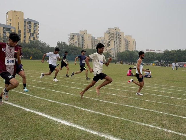 students running race